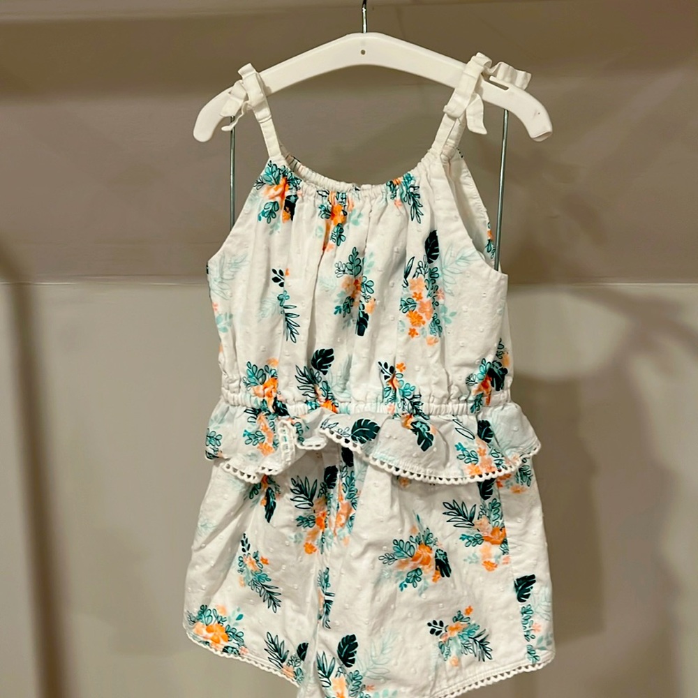 Adorable romper with floral detail and exquisite detail.